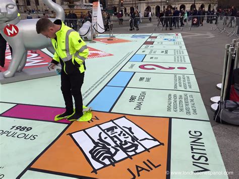 Hasbro juego de monopolio español sore losers.versión en español.los perdedores pueden ganar fichas especiales y muchas ventajas dentro del juego.ve a la cárcel, paga. Monopoly gigante en la Plaza de Trafalgar | Londres en ...