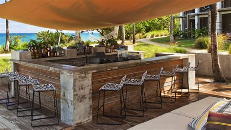 Trouver le bon extérieur et jardin en vente pour aider votre projet de rénovation et de décoration. hotel-contemporain-porto-rico-bar-exterieur - Picslovin