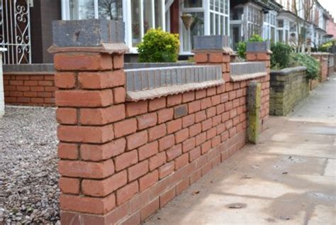 Fungsi utamanya tentu sebagai pembatas area suatu. Model pagar tembok batu bata warna merah | Batu bata ...