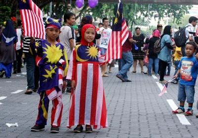 Ku dengar janjimu bayu kinabalu ku dengar sumpahmu rejang yang membiru bersatu denganku tegap titiwangsa malaysia sehati sejiwa. Bendera Malaysia - Malaysia Sehati Sejiwa