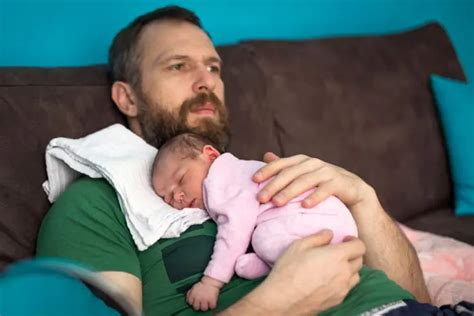 Un Papá No Ayuda Con El Bebé Simplemente Ejerce La Paternidad
