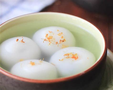 Traditional tang yuan filling usually contains lard, which is solid in room temperature especially in winter. Tang Yuan with Black Sesame Filling
