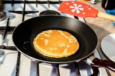 Premium Photo Cooking Pancakes