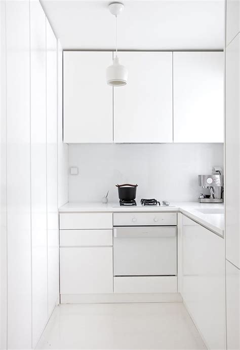 Minimalist kitchens are not the best suit for large families. DECOR TREND: Handle free kitchen cabinets | Minimalist ...