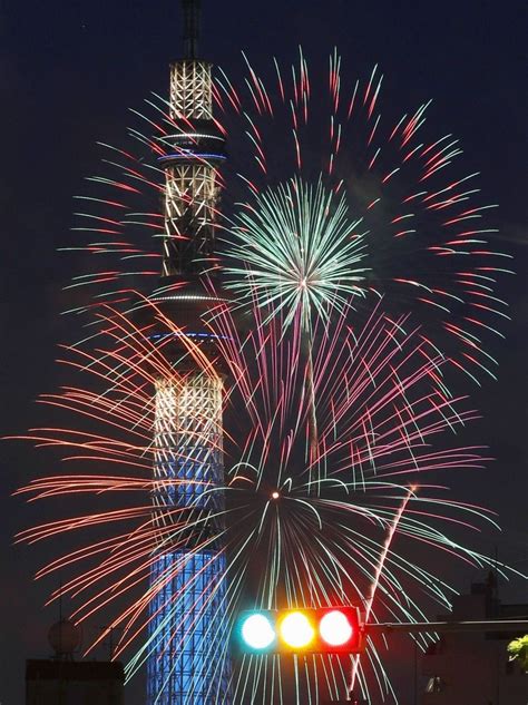 In Photos Breathtaking Fireworks Over Downtown Tokyo Fireworks