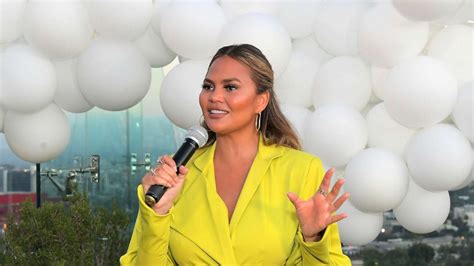 Chrissy Teigen Claims Swollen Lip Caused By Altitude Sickness What To Know About Angioedema