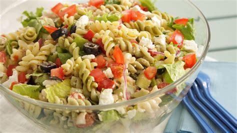 Para las cenas lo que más se agradece son recetas poco laboriosas y que estén ricas: Receta de Ensalada de Pasta a la Griega | Que Rica Vida