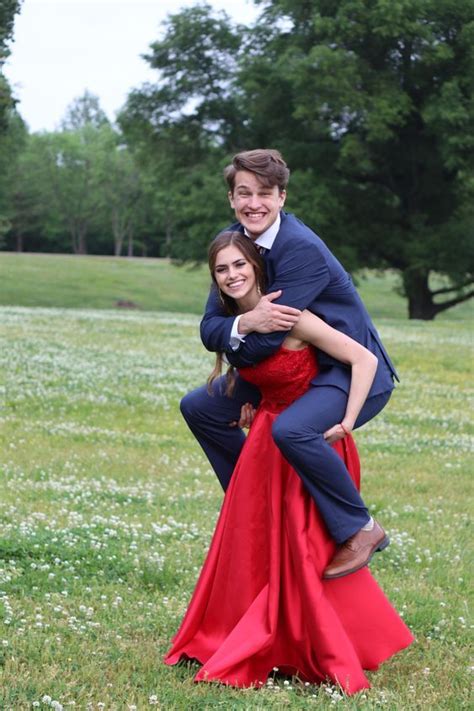 Pin By Dya Dya On Couple Prom Poses Prom Picture Poses Prom