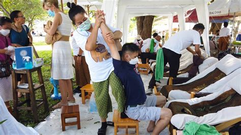 outdoor thai street massage at lumpini park bangkok thailand youtube