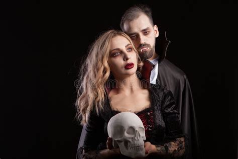 Retrato De Casal De Vampiros Posando Para Halloween Contra Fundo Preto Imagem De Stock Imagem