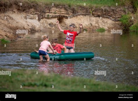Kinder Spaß Im Wasser Auf Luftmatratze Treiben Polnischen Geschwister Am Fluss Pilica Mädchen 8