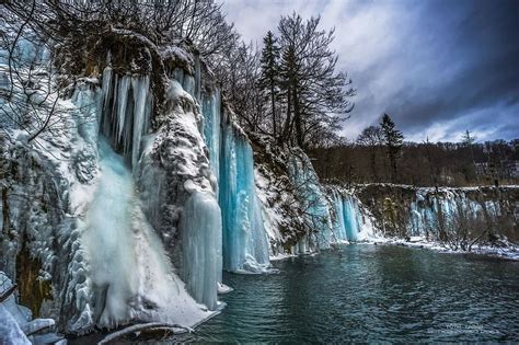 Frozen Waterfalls In Plitvice Lakes Mirror Online