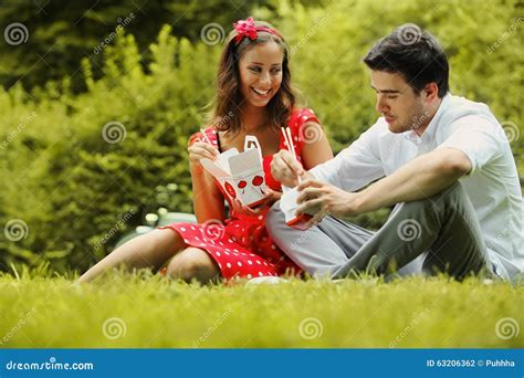 Couples Dans Lamour Sur Le Pique Nique En Parc Photo Stock Image Du Apprécier Jour 63206362