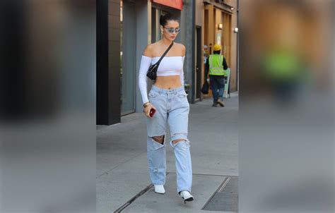 PHOTOS Bella Hadid Show S Off Her Abs In Revealing Top