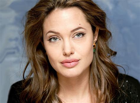 Анджелина джоли (angelina jolie) — знаменитая американская киноактриса, сценаристка, режиссер и фотомодель, обладательница премии «оскар» в категории «лучшая. Анджелина Джоли: биография, фото, личная жизнь