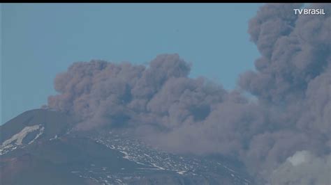 Mount etna is the highest and most active volcano in europe. Vulcão Etna entra em erupção na Itália - YouTube