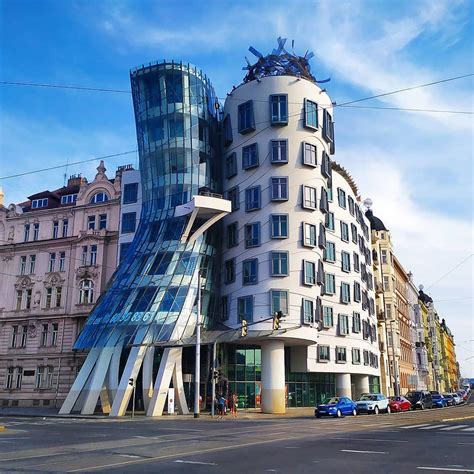 retrip global 【retrip×チェコ】 世界には不思議な建物がたくさんあります。今回紹介するこちらの不思議な建物は、チェコ・プラハにある「ダンシングハウス」。中世の街並みが残