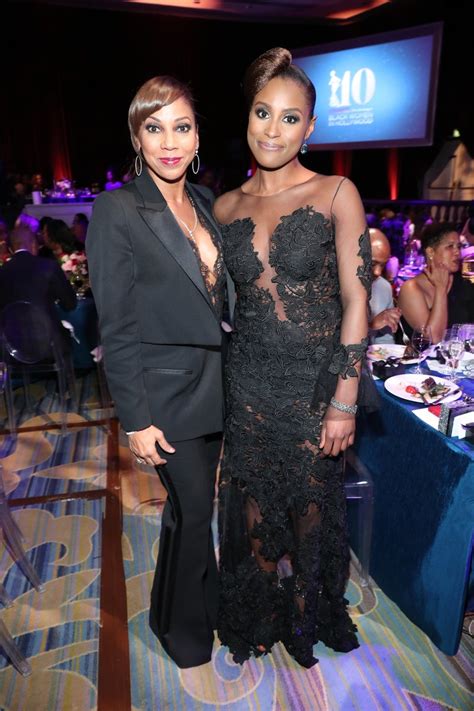 These might range from a dull ache to a stabbing or shooting sensation. Inside ESSENCE Black Women In Hollywood 2017 Photos - Essence