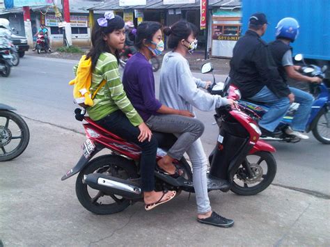 Download Kumpulan 100 Gambar Wanita Naik Sepeda Motor Terbaru | Motor Jepit