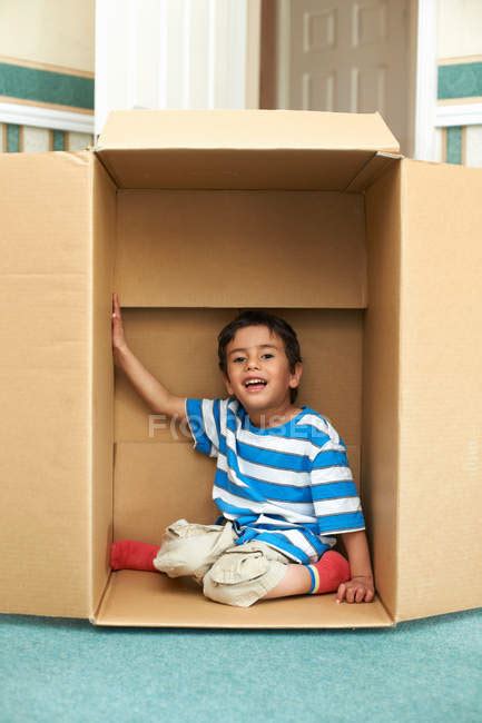 Niño Jugando En Caja De Cartón — Buckinghamshire Reino Unido Stock