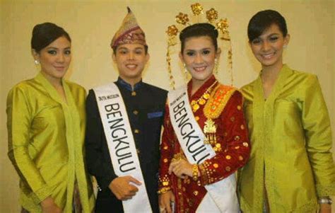 Maybe you would like to learn more about one of these? Pakaian Adat Bengkulu dan Keterangannya + Gambar | Adat ...
