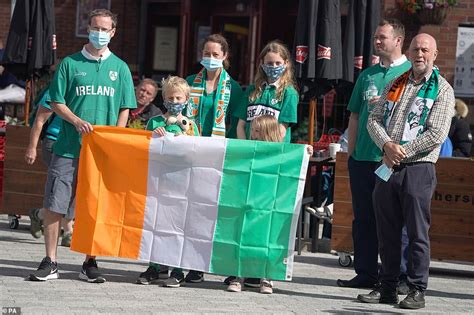 Dail eireann give standing ovation to. Hundreds of people line the streets of Jack Charlton's ...