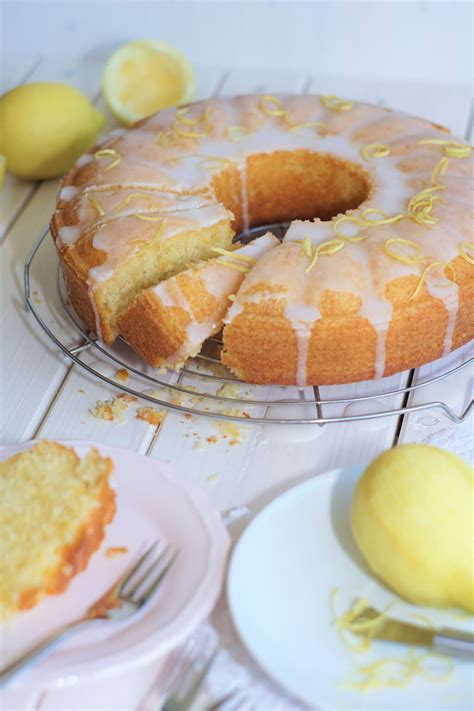 Den noch warmen kuchen mehrfach mit einen zahnstocher einstechen und den zitronensirup langsam auf den kuchen verteilen. Zitronen-Buttermilch Kuchen vom Blech » affektblog.de ...