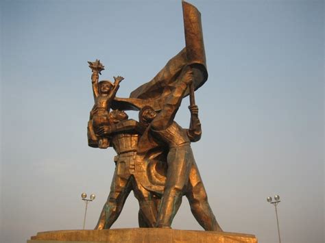Đó là vì thời cơ chưa tới, việc phải huy động nửa triệu chiến sĩ. Tượng đài chiến thắng Điện Biên Phủ