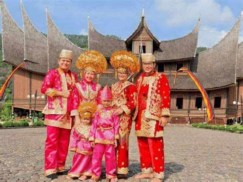 Provinsi sumatera barat = suku minangkabau,suku melayu,suku mentawai. Lengkap! Kebudayaan Sumatera Barat: Rumah, Pakaian Adat ...