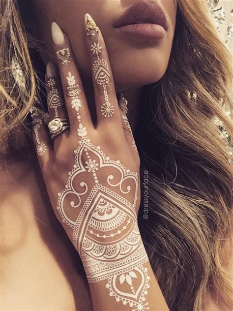 15 Gorgeous Henna Tattoos You Ll Be Dying To Get Fashionsy Com