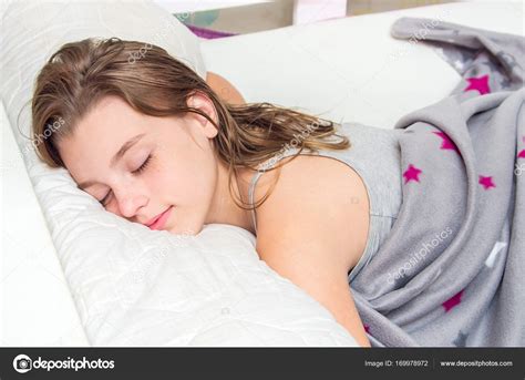 Hermosa Chica Adolescente Durmiendo En La Cama Retrato Fotografía