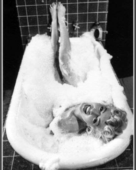 62 Ideas Bath Photoshoot Women Bubble In 2020 Marilyn Monroe Bathroom Marilyn Monroe