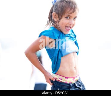 Mädchen Jeans hochziehen Stockfotografie Alamy