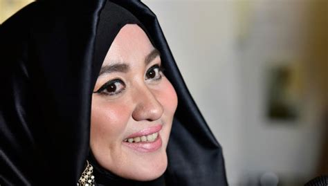 Radzuan yang selama ini sering menyiapkan rekaan dan pakaian untuk golongan. Pereka fesyen Muslimah terkenal dipenjara 18 tahun | Free ...