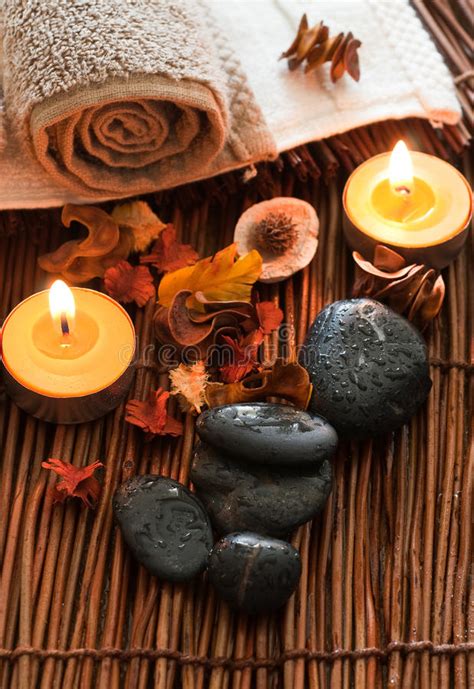 Massieren Sie Zusammensetzungsweihnachtsbadekurort Mit Kerzen Orchideen Und Schwarzen Steinen