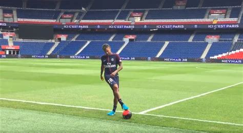 He doesn't buy into the moans and the flops and lets players get stuck in, said a supporter. Neymar's first touches as a PSG player - BeSoccer