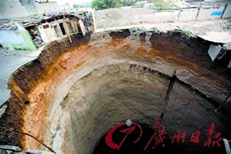 Un gran socavón de unos 200 pies de diámetro se tragó hoy dos casas en land o'lakes, en el oeste de florida, y sigue creciendo de tamaño, por lo que hubo que evacuar once viviendas cercanas. Aumenta preocupación por socavones en Florida