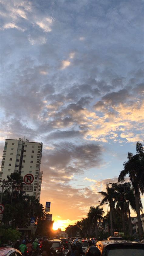 Gambar gambar langit saat matahari akan terbenam. Di Bawah Langit Manado Kami Menanti Senja Backpackstory