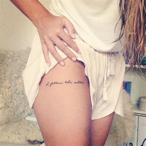 Chica Con Una Frase Tatuada Tatuajes De Frases Y Letras En Mujeres Subtle Tattoos Leg