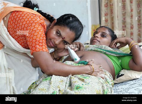 Rr Kolonie Indien Eine Krankenschwester Untersucht Eine Schwangere