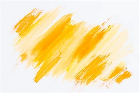 movimiento de pincel amarillo abstracto sobre fondo blanco