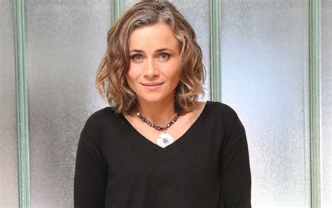 En la última temporada de la exitosa serie de canal 13, los 80, amaya forch representará a alejandra, quien desordenará por completo la vida de juan. Amaya Forch muestra a su nuevo amor en redes sociales