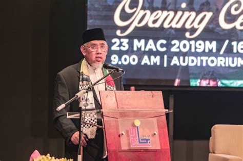 Bentuk pemerintahan di malaysia merupakan monarki konstitusional federal sedangkan indonesia adalah republik presidensil. Konferensi NGO Se-Asia Tenggara Plus Digelar di Putrajaya ...