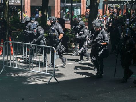Protesters Clash With Police Each Other In Dueling Rallies Held In Portland 4 Arrested Abc News