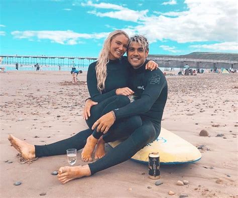 Love Island S Lucie Donlan Takes New Babefriend Luke Mabbott On Surfing Date Mirror Online