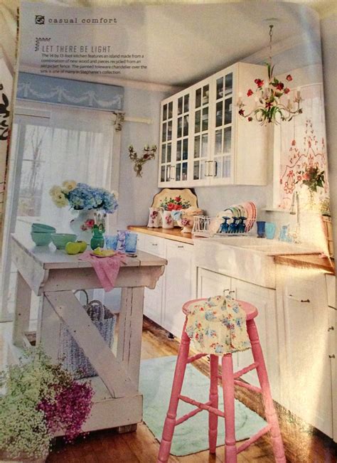 Él, con una camisa en una tonalidad azul pastel, pajarita, tirantes y un broche de flores silvestres a. Shabby chic | Cottage shabby chic decor, Shabby chic ...
