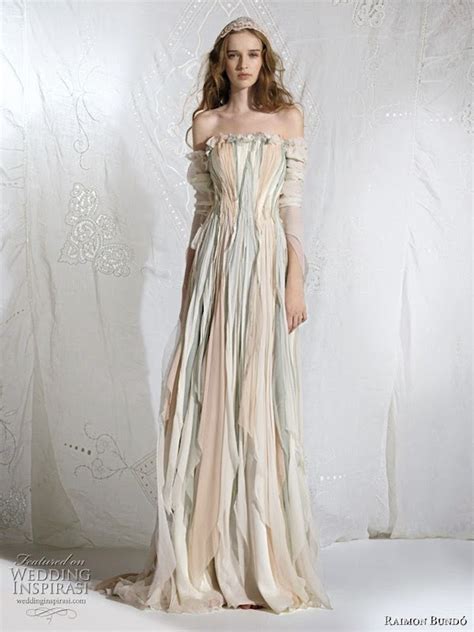 Gown by Raimon Bundo via Wedding Inspirasi