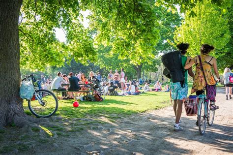 There were other parks in the city where people were spread out and just chilling in the open. Trinity Bellwoods Park hilariously mislabelled on Toronto map