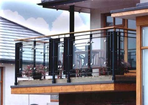 Pagar kaca balkon terlihat modern dan kreatif. Pagar Rumah Minimalis Kaca - Rumah Joglo Limasan Work