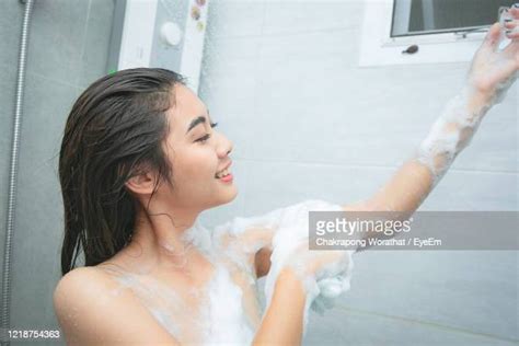 Shower Foam Photos Et Images De Collection Getty Images